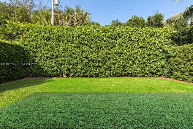 Building Photo - 829 Malaga Ave