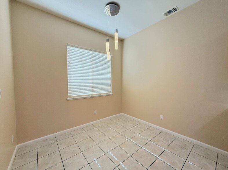 Building Photo - 405 Hearst Dr