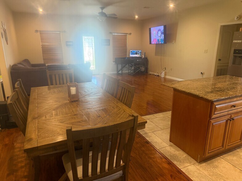 Building Photo - 1210 Willow Cir