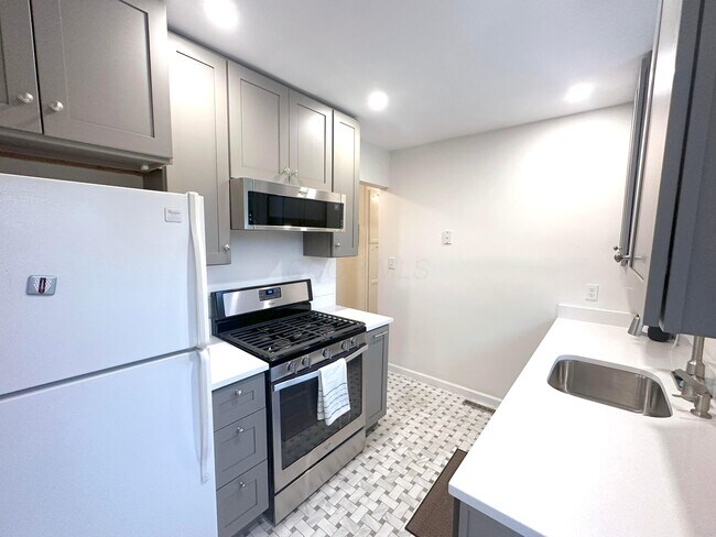 Building Photo - 2443 Shrewsbury Rd