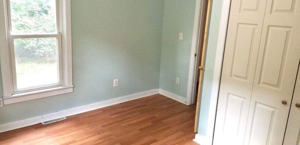 Building Photo - 404 2nd St