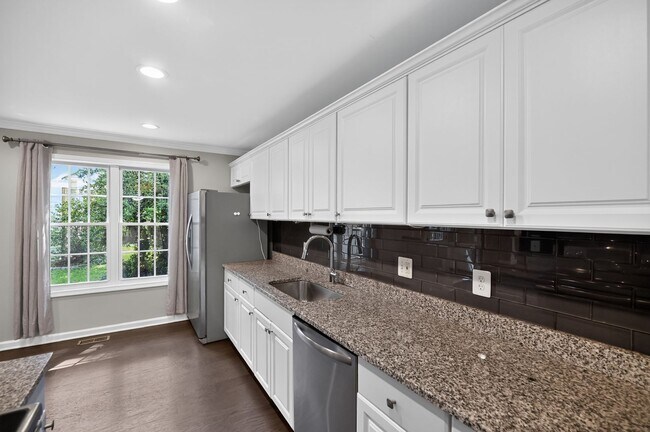 Building Photo - Well maintained, Bright & Spacious 3 BR/3.5 BA Townhome w/ Parking & Private patio - Pets Welcome!