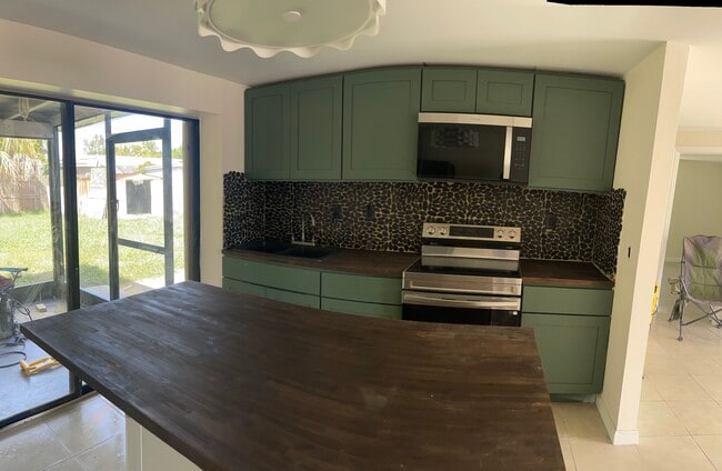 Building Photo - 2019 Bayshore Gardens Pkwy