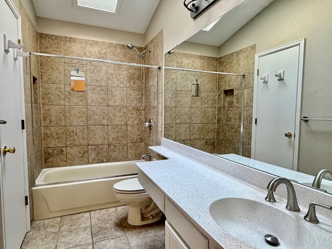 Building Photo - Charming Split-Level Oasis on a Quiet Cul-de-Sac Backing to Greenspace. New Carpet, New Paint and...