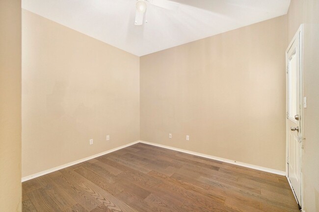 Building Photo - Beautifully Crafted 3 bed 2 bath duplex lo...