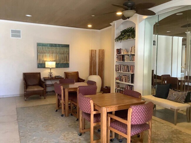 Building Photo - Large 2-bedroom condo at the Plaza Condos in Pacific Beach