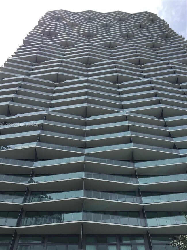 Building Photo - 460 NE 28th St