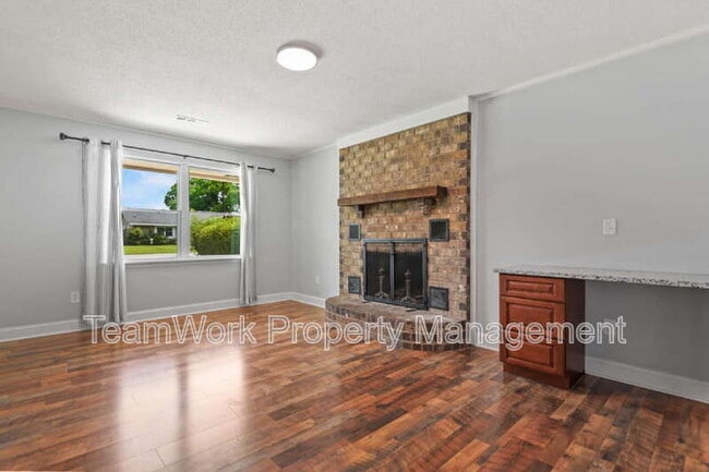 Building Photo - 313 Clearwater Dr