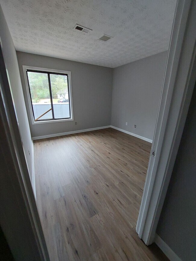 Building Photo - 106 Clear View