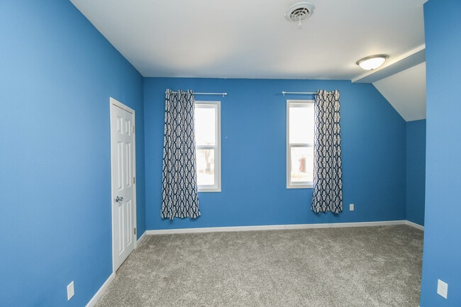 Building Photo - 817 W 12th St