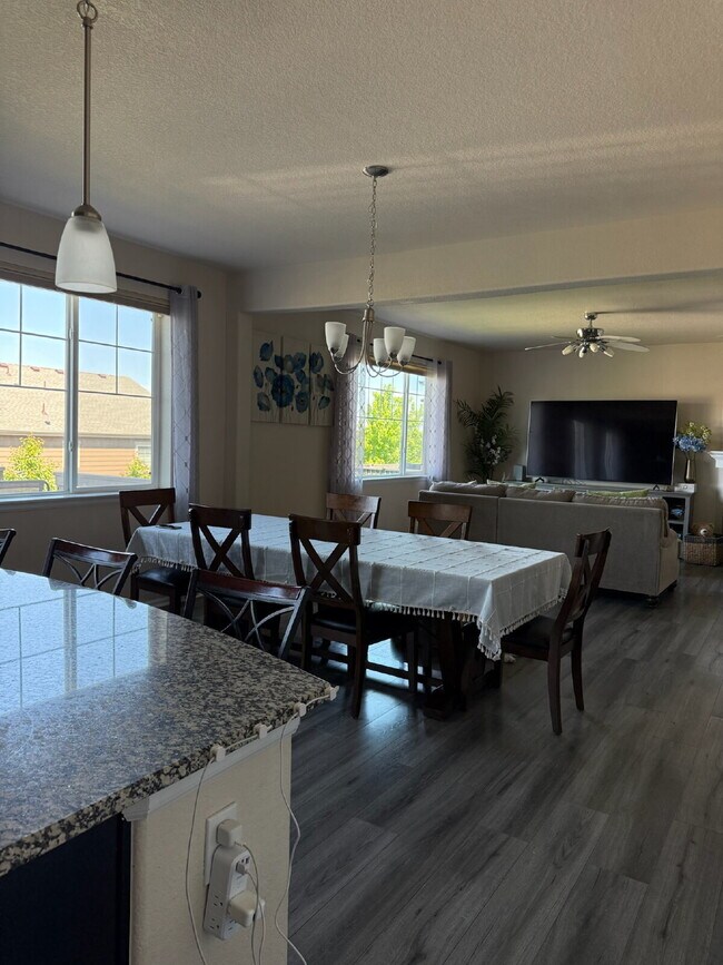 Building Photo - "Spacious 6-Bedroom Haven with 5 Full Baths in Aurora - 3,729 Sq. Ft. of Comfort & Style!"