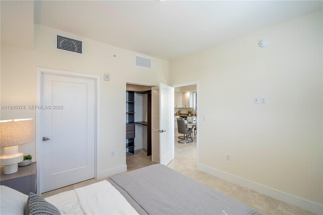 Building Photo - 1091 Galiano St