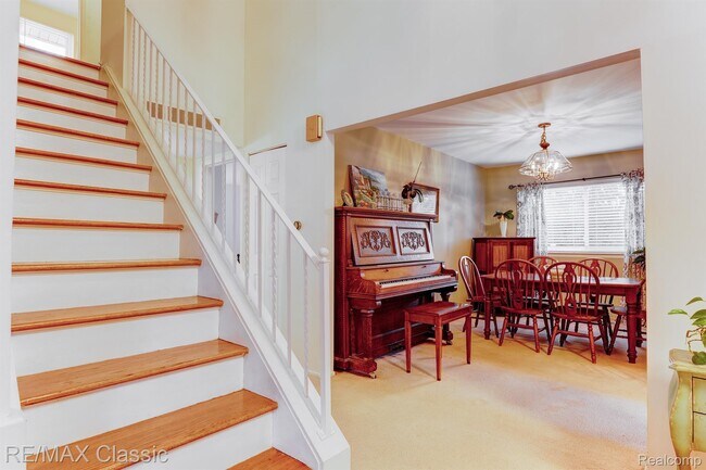Building Photo - 24323 Pinecrest St