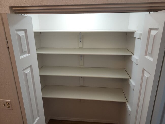 Building Photo - 2 bed 1.75 bath apartment close to JBER.