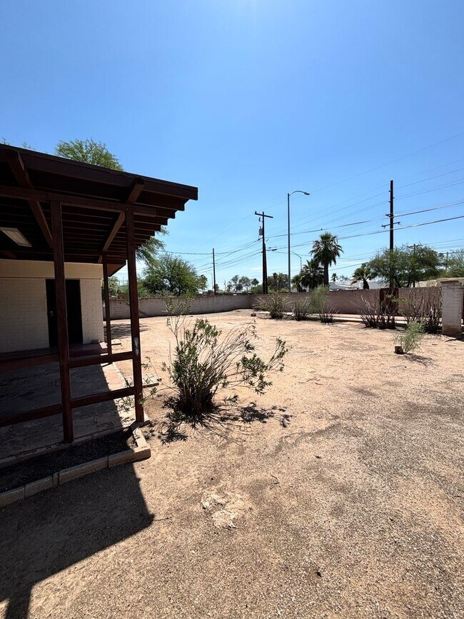 Building Photo - 4132 E Kings Rd