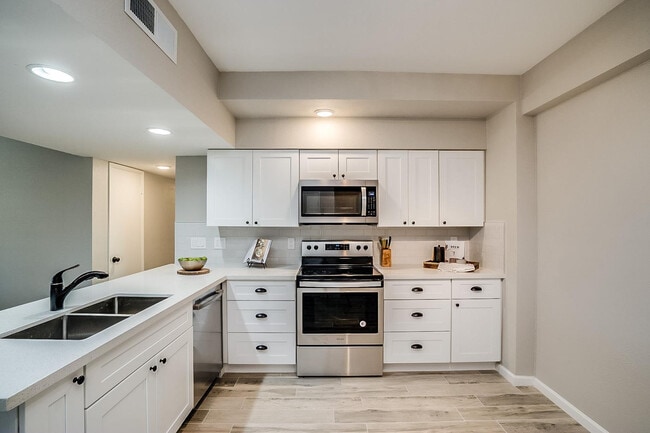 Building Photo - 351 E Thomas Rd