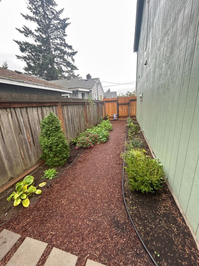 Building Photo - Cozy 3 Bedroom Duplex with Private Backyard