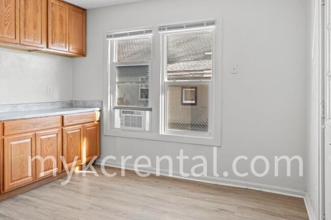 Building Photo - 1129 Hasbrook Ave