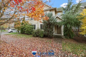 Building Photo - Move in ready! 3 story town home with 1967...