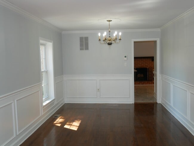 Building Photo - 4 Bedroom 3.5 Bath Corner Unit Townhouse o...