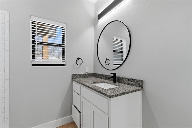 Building Photo - 1004 W Hanna St