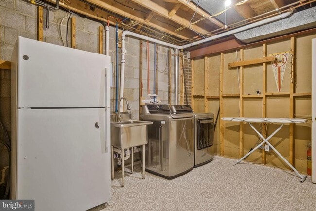 Building Photo - 1715 Hollinwood Dr