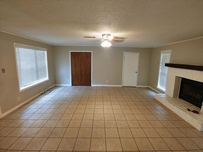 Building Photo - 10005 Raymond Dr