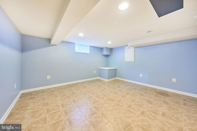 Building Photo - 2319 Riverview Terrace