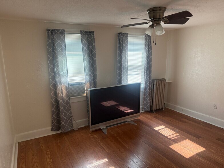 Building Photo - 133 W Vaughn St