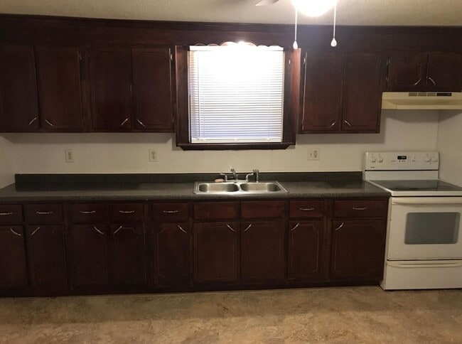 Building Photo - 3 bed 2 bed house in Henrico! Big yard, la...