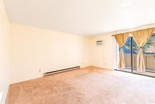 Building Photo - Great 1 bedroom condo just off Clear Acre Lane