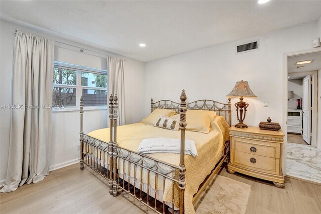 Building Photo - 2889 NE 35th St