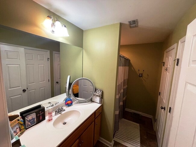 Building Photo - One Level two bedroom, two bath townhouse ...