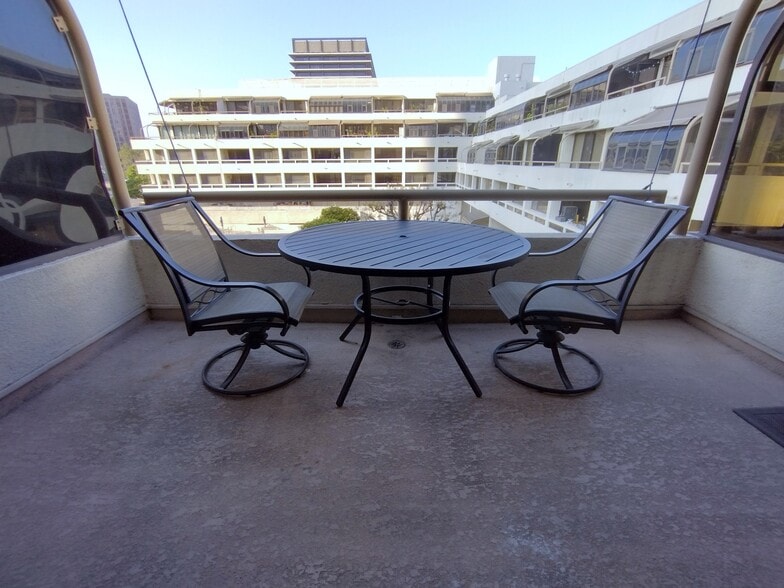 Patio #1 - 121 S Hope St