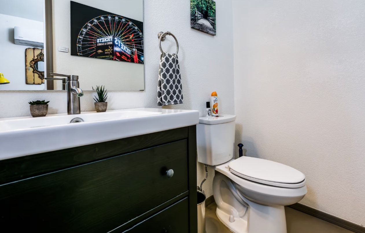 casita bathroom (not furnished) - 2010 N 16th Ave