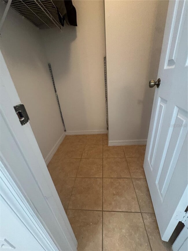 Building Photo - 929 Devonshire Way