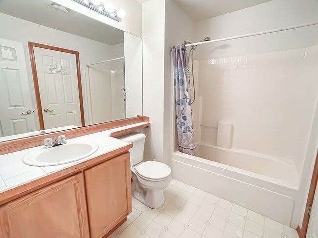 Building Photo - 3 bed/2bath Spacious Home with Soaring Ceilings and Main-Level Primary Suite