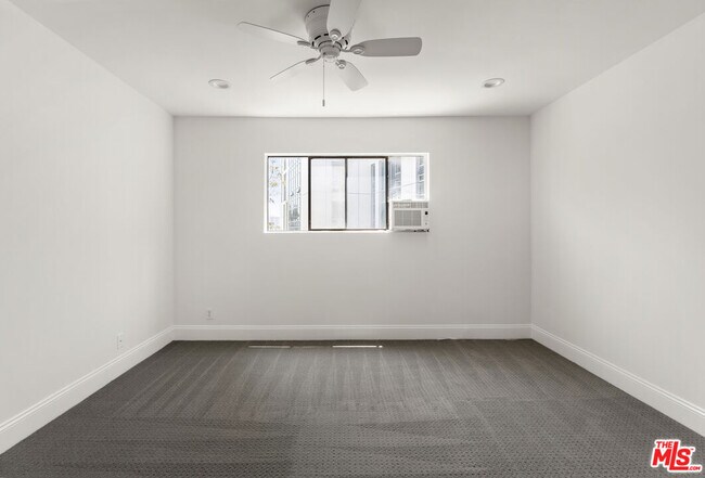Building Photo - 10982 Roebling Ave