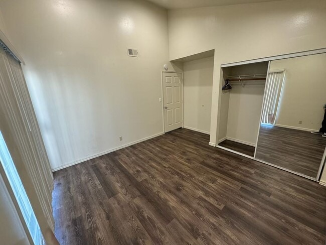 Building Photo - 4 Bedroom Home