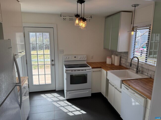 Building Photo - 402 Harris Rd