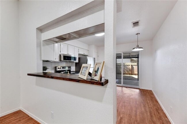 Building Photo - 11904 Broad Oaks Dr
