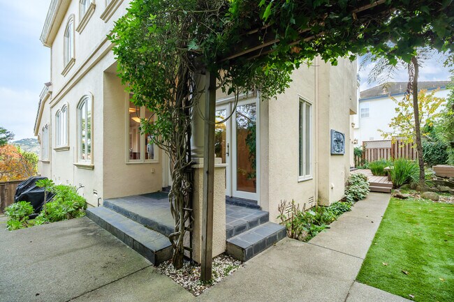 Building Photo - 17 Heron Dr