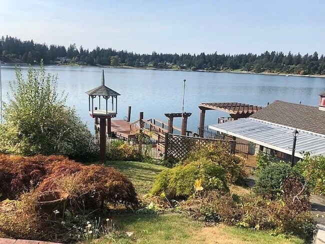 Building Photo - WATERFRONT Gravelly Lake Large 4 Bedroom Home in Lakewood!