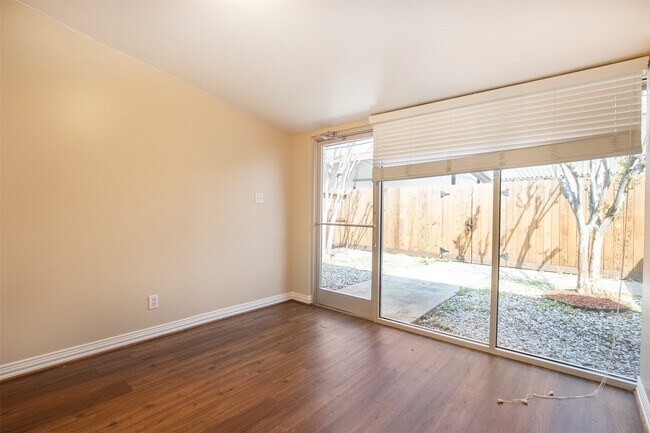 Building Photo - 2098 Harland Dr