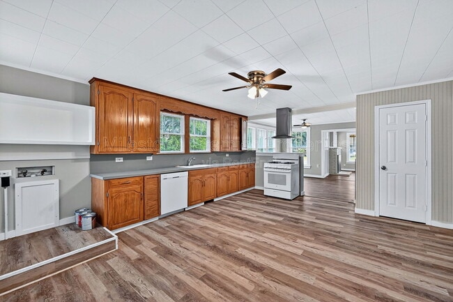 Building Photo - 300 W Moore St