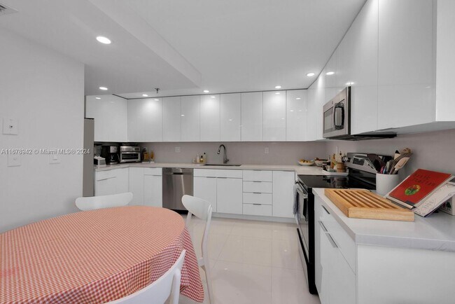 Building Photo - 650 Ocean Dr