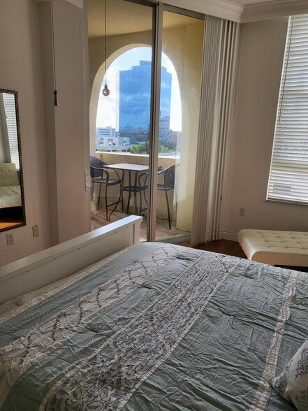 Building Photo - 520 SE 5 Ave