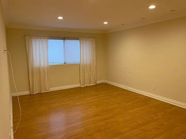 Building Photo - 5354 Lindley Ave