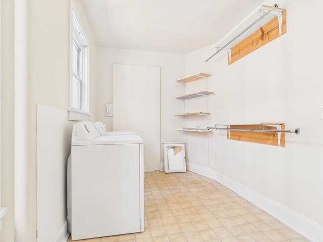 Building Photo - Large 4 Bedroom Single Family on Reily St.