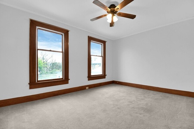 Building Photo - Stunning and Spacious 3 Bedroom House